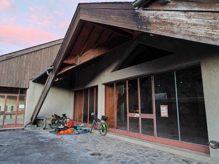 Gimnasio cubierto en Castillon de Larboust subiendo al col de Peyresourde, foto 2